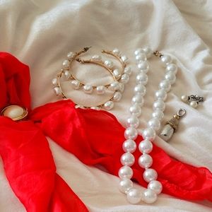Set of faux pearl jewelry.